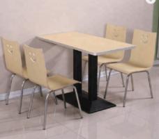 Conjunto  Mesa de comedor con 4 sillas ideal para restaurante, salón, cocina