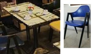 Conjunto de mesa vintage con 4 sillas azules
